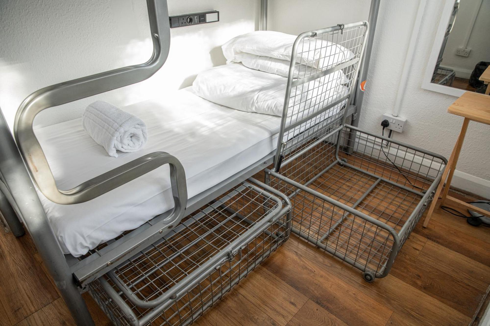 Bett im gemischten 10-Bett-Schlafsaal mit Gemeinschaftsbad